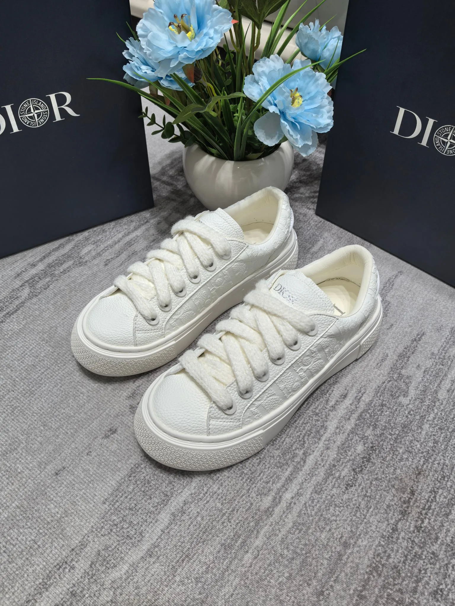 👟👟Ex-factory price 560👟👟 New Dior casual shoes for couples. Dior's casual style has been reinterpreted to highlight the spirit of futurism. Carefully crafted from ultra-light white rubber and decorated with curved cannage pattern Cosmo pattern, it reinterprets the classic design. It highlights the sports and leisure style and can be matched with all kinds of casual outfits this season. The TPU outsole creates a refined look. 35-45